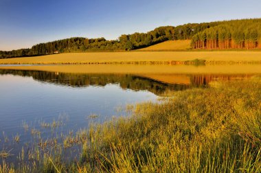 Gün batımında göl 