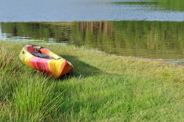 Canoa na grama — Fotografia de Stock