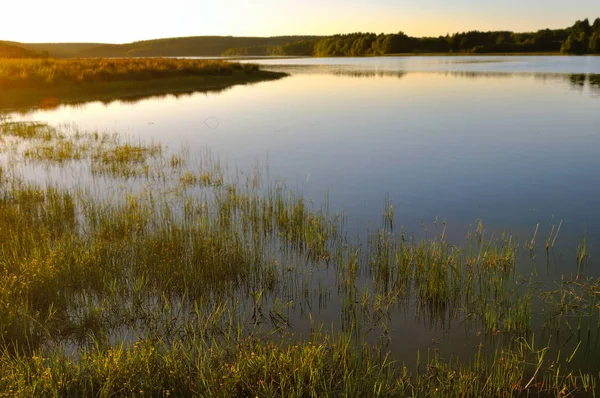 Gölde gün batımı 