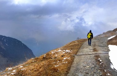 uzun yürüyüşe çıkan kimse bir dağ yolu üzerinde 