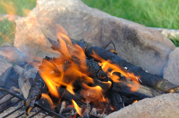 캠프 파이어의 불꽃에 — 스톡 사진