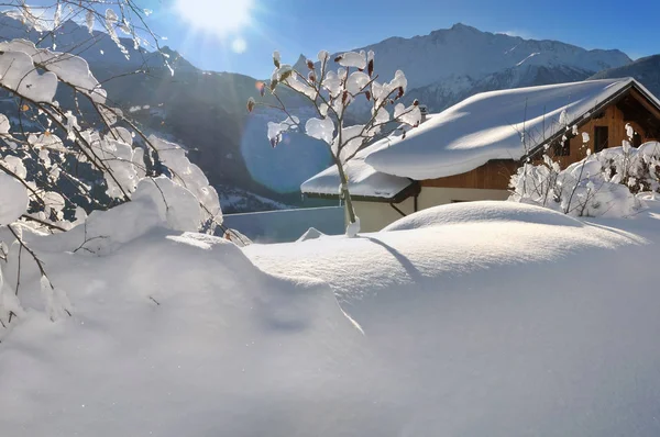 Chalet in winterlandschap — Stockfoto
