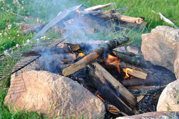 Przy ognisku beetween kamienie — Zdjęcie stockowe