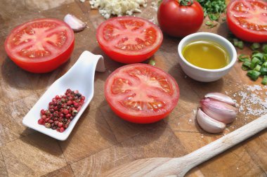 domates ve üzeri malzemeler