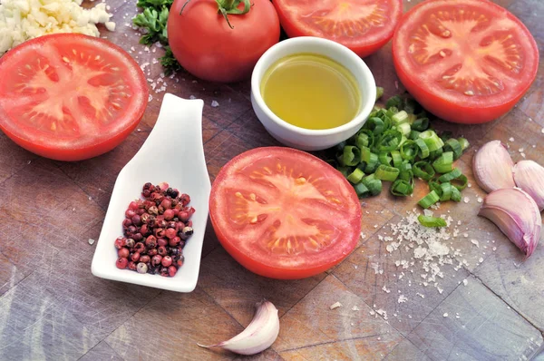 domates ve üzeri malzemeler