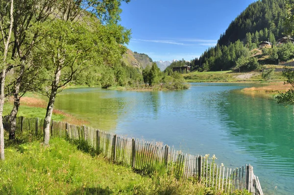 Озеро в альпийской горе — стоковое фото