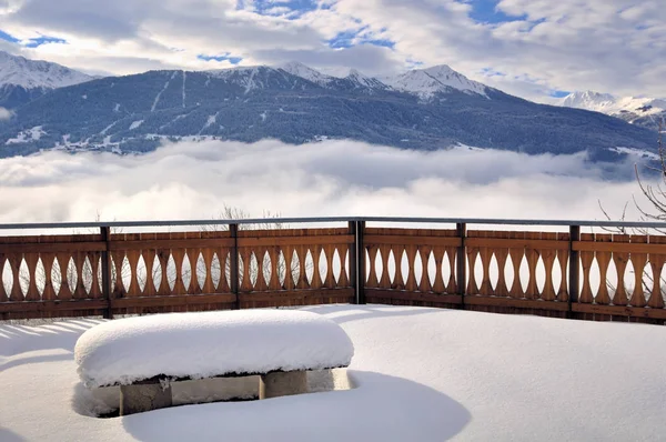 Terrazza innevata sopra le nuvole — Foto Stock