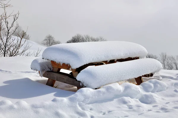 Besneeuwde picknicktafel — Stockfoto