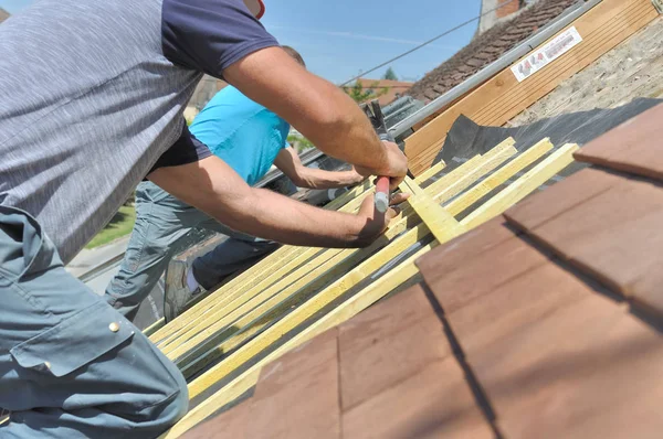 Coperture che lavorano su un tetto — Foto Stock