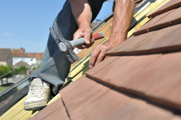 Trabajando en un tejado — Foto de Stock