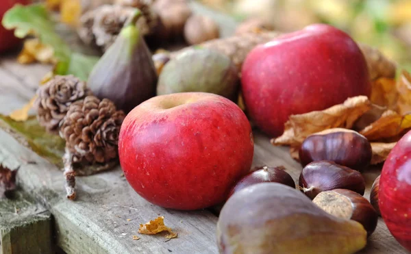 Red apples on a plank — Stock Photo, Image