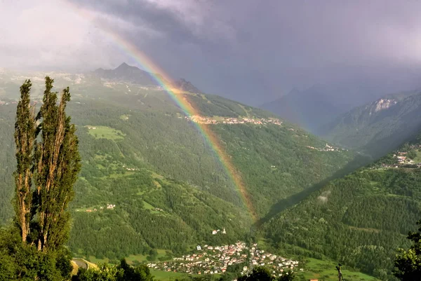 Arco-íris na montanha — Fotografia de Stock