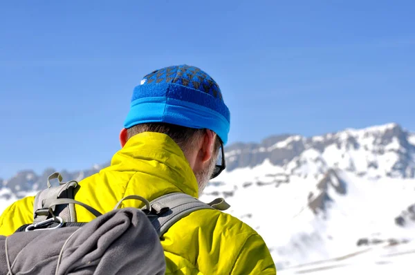 Wandelaar in besneeuwde berg — Stockfoto