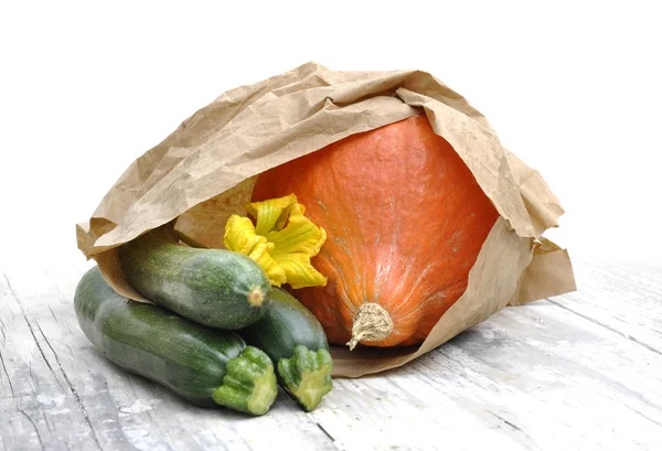 Verduras en papel —  Fotos de Stock