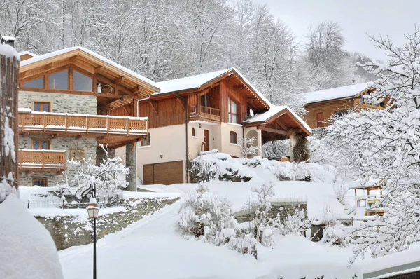 Villaggio di montagna nella neve — Foto Stock