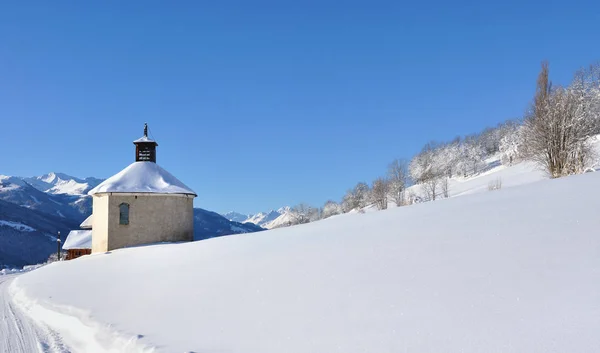 Kaplica i śnieżne wzgórze — Zdjęcie stockowe