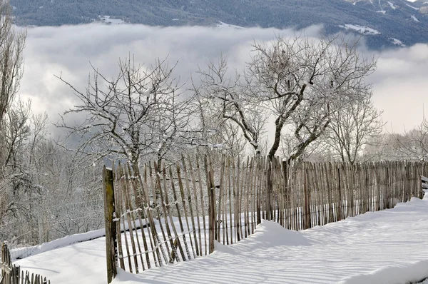 Recinzione nel giardino innevato — Foto Stock