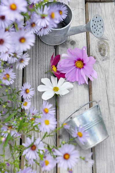 テーブルの上の花の花冠 — ストック写真