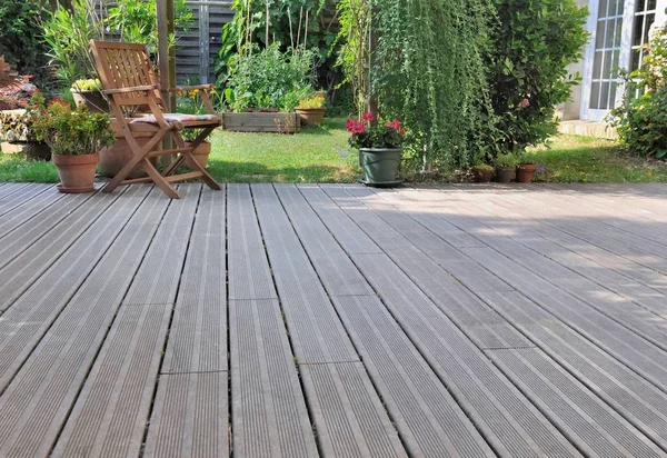 Terraza de madera en jardín — Foto de Stock
