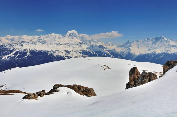 Nieve en la montaña en invierno — Foto de Stock