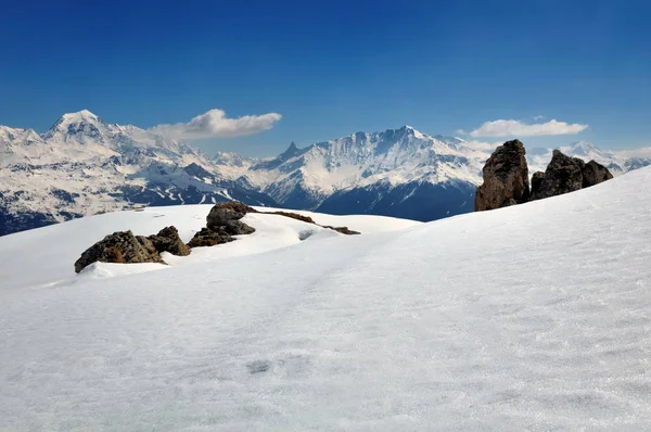 निळा आकाशात हिवाळ्यात डोंगरावर बर्फ — स्टॉक फोटो, इमेज