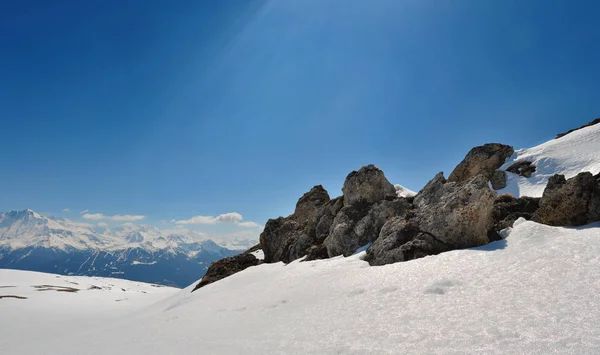 Rochas na neve na montanha — Fotografia de Stock