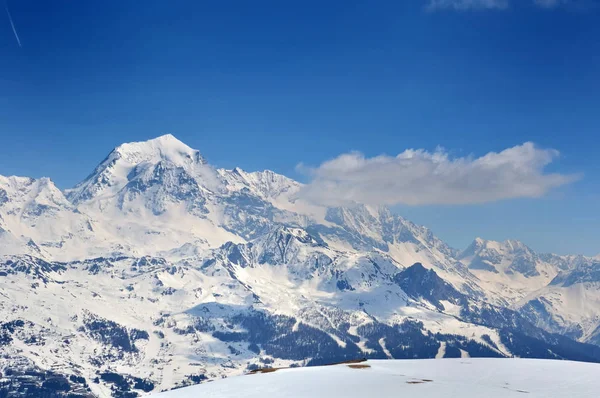 雪在山在蓝蓝的天空下 — 图库照片