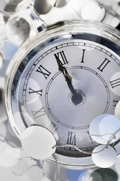 Vintage klocka stående ut snart midnatt — Stockfoto
