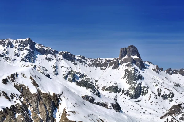 Montanha rochosa com neve — Fotografia de Stock