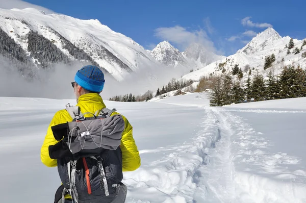 Excursionista en la nieve cruzando alpino —  Fotos de Stock