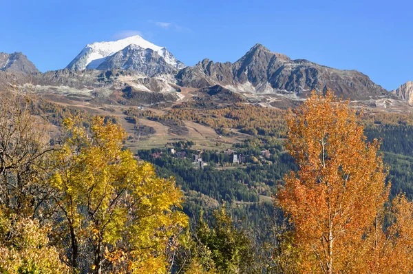 Sonbaharda dağ manzarası