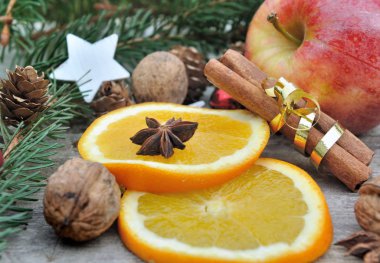 ANIS turuncu bir dilim üzerinde 