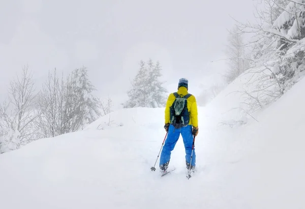 Homem de volta em turnê de esqui — Fotografia de Stock