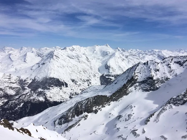 雪に覆われたピーク山上の表示します。 — ストック写真