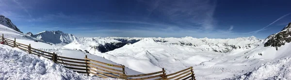 Vista panorâmica sobre pistas de esqui — Fotografia de Stock