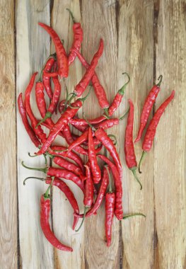 Bir grup kırmızı acı biber.