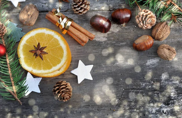 Tranche d'orange dans la décoration de Noël — Photo