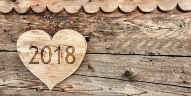 ahşap üzerinde kalp şeklinde yazılı 2018