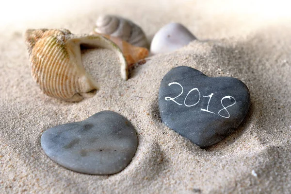 2018 auf herzförmigen Kieseln — Stockfoto