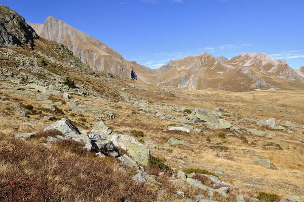 Montaña rocosa bajo el cielo azul —  Fotos de Stock