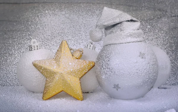 Étoile dorée et boules de Noël dans la neige — Photo