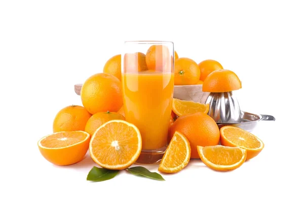 Sok pomarańczowy, wśród owoców na białym tle — Zdjęcie stockowe