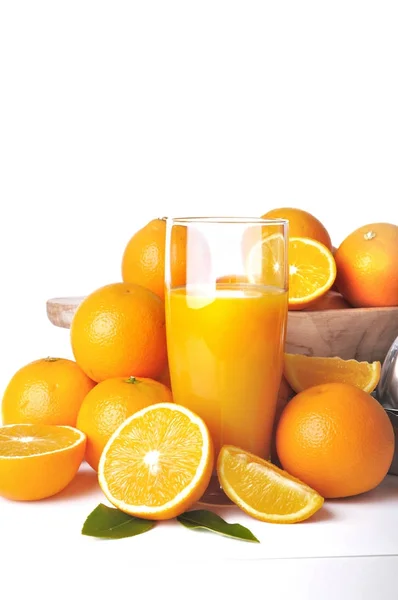 Verre de jus d'orange parmi les fruits — Photo