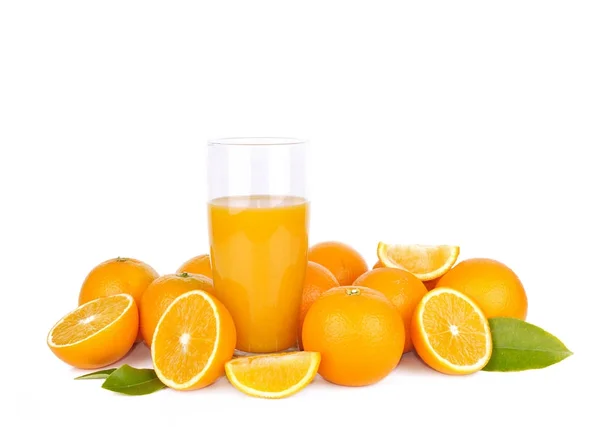 Verre de jus d'orange parmi les fruits isolés — Photo