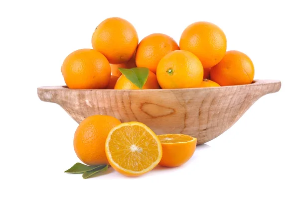 Oranje in houten kom en gesneden oranje — Stockfoto