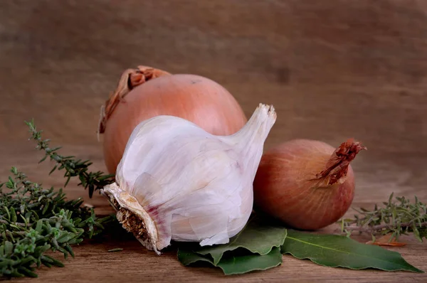 Cipolle, scalogno, aglio ed erbe aromatiche — Foto Stock