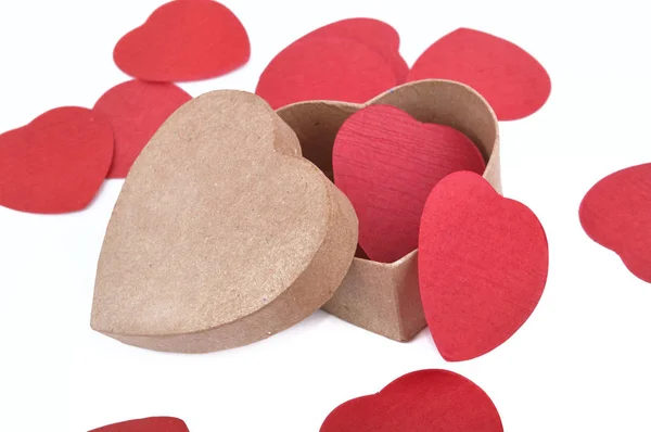 Caixa em forma de coração e confete — Fotografia de Stock