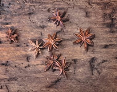 rustik tahta üzerinde badian 