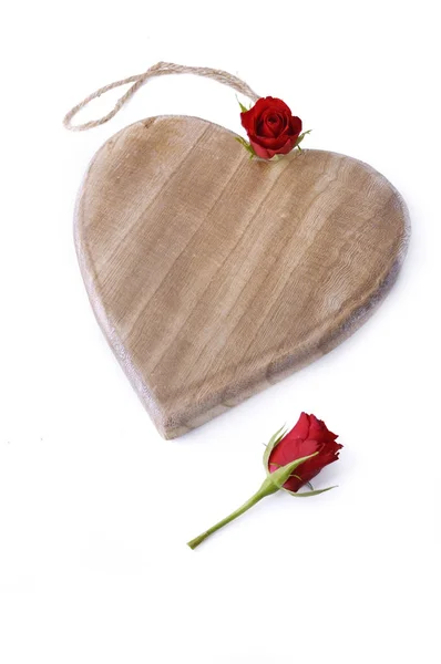 Corazón de madera y rosas —  Fotos de Stock