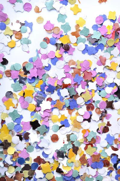 Confete colorido no fundo branco — Fotografia de Stock